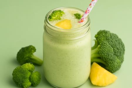 Brokkoli-Smoothie im Sommer: Gemüse mit mehr Vitamin C als Orange, das dem Körper zurückgibt, was durch Schwitzen verloren geht